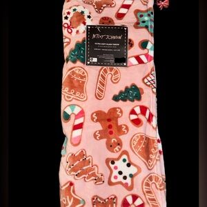New! Betsey Johnson Christmas throw Blanket pink gingerbread  50X70”